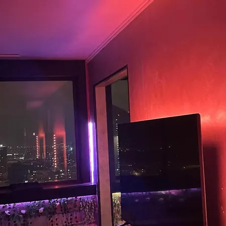 Jacuzzi, Paris La Defense, 40th Floor Apartment