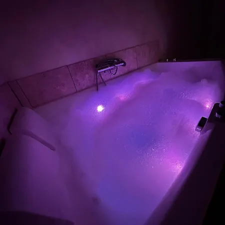 Jacuzzi, Paris La Defense, 40th Floor Apartment