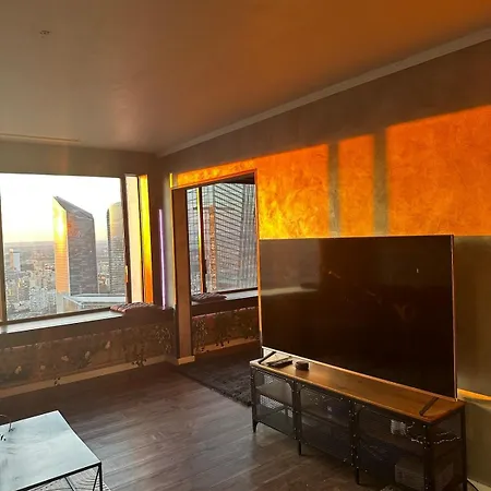 Jacuzzi, Paris La Defense, 40th Floor Apartment